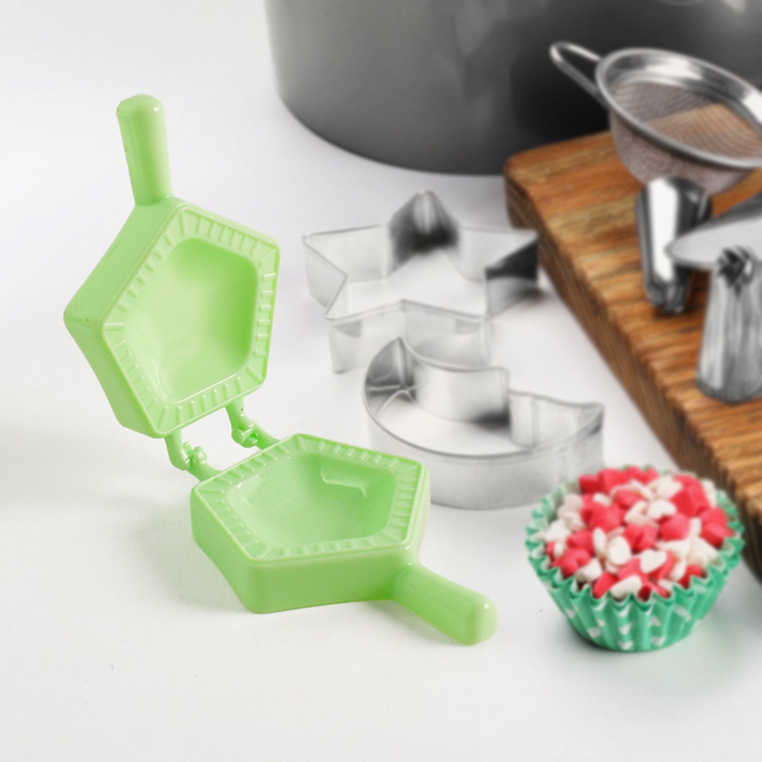 1 Pc Assorted Shape Plastic Snack Mould (Mix Design / 1 Pc) 1 Pc Assorted Shape Plastic Snack Mould (Mix Design / 1 Pc)